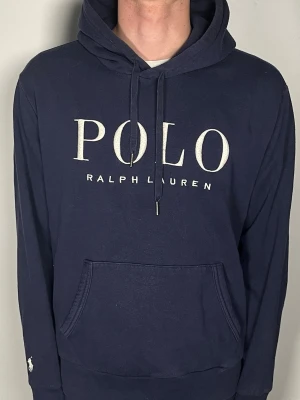 Polo Ralph Lauren hooide - Säljer en ritkigt snygg och trendig Polo Ralph Lauren hoodie i fint skick, storlek M, vid frågor är det bara att skriva //Gramenti