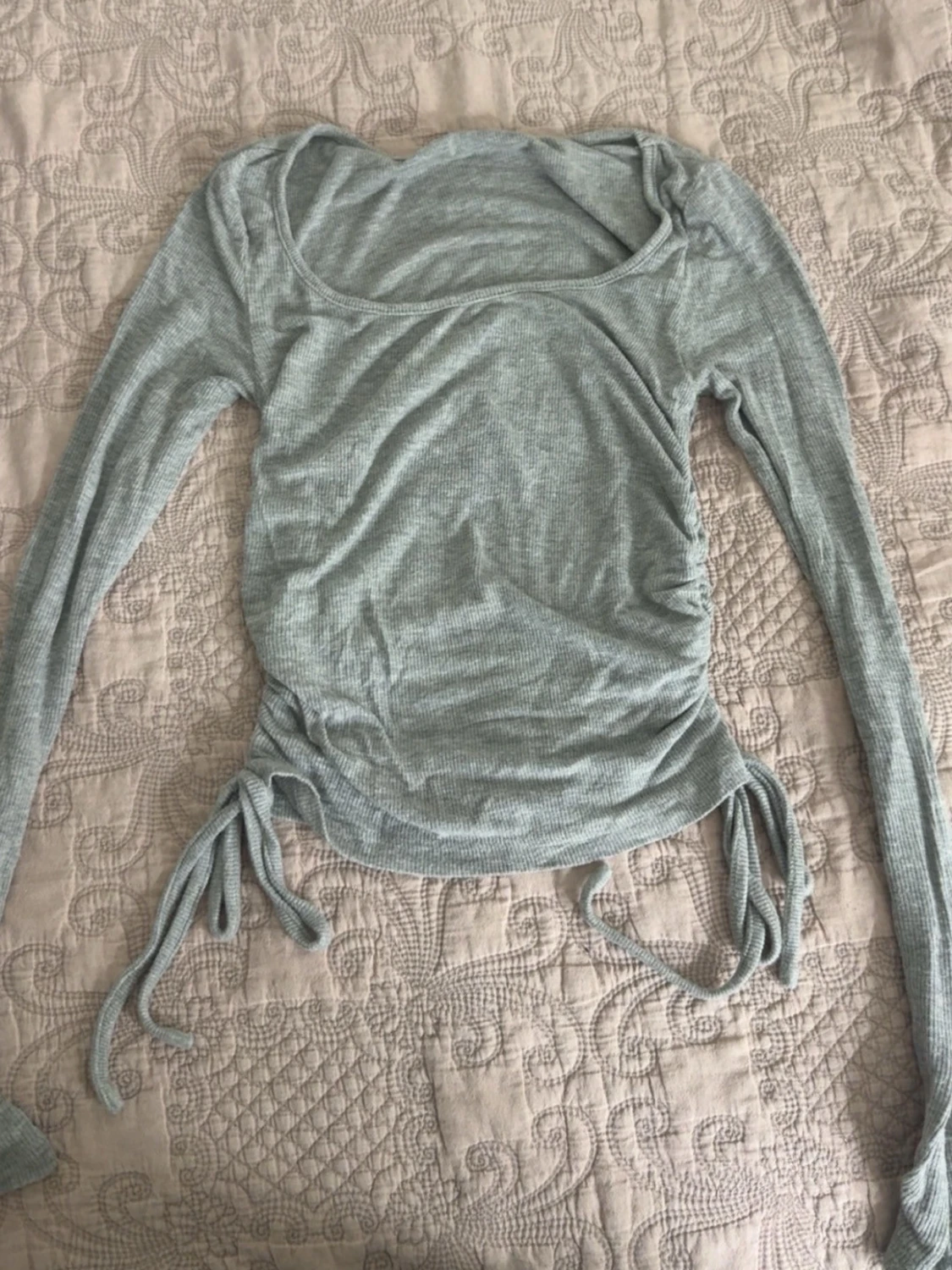 Ljusgrå ribbad topp med snörning