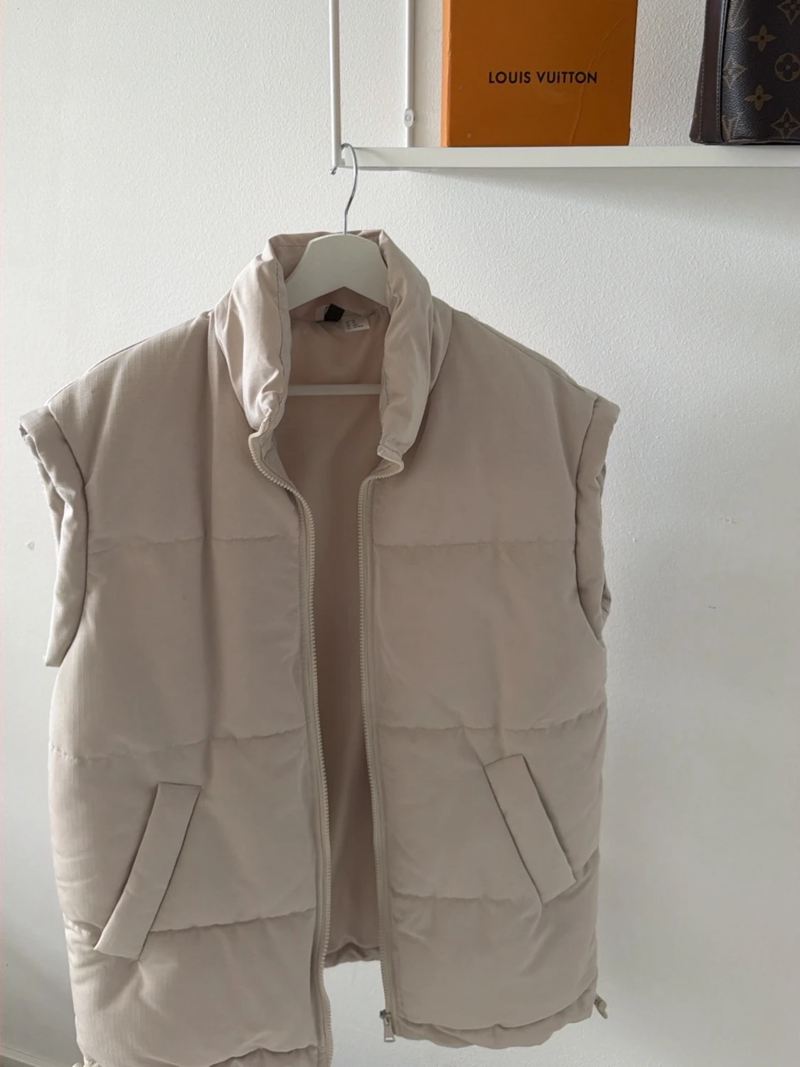 Beige dunväst med hög krage