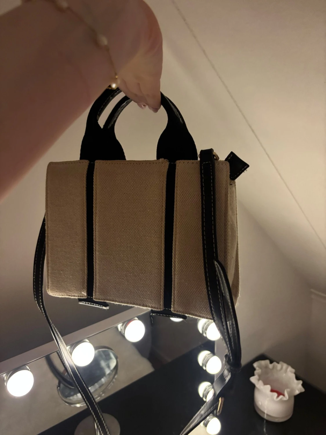 Beige canvas handväska med svarta detaljer - 2