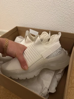 Helt nya Steve madden dam skor strl.36  - Steve Madden shoma panelled trainer in cream Helt nya och oanvända i storleken 36.  Köpta för 1200kr