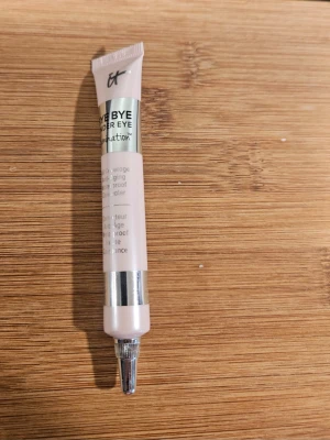 It Cosmetics Bye Bye Under Eye Illumination - It Cosmetics Bye Bye Under Eye Illumination Concealer i nyansen Light. Fullstorlek 8 ml. Endast testad så all produkt är kvar