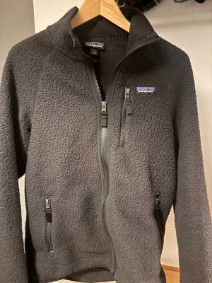 Patagonia fleece  - Patagonia fleece retro pile svart. Fint använt skick, inga skador. Storlek medium 