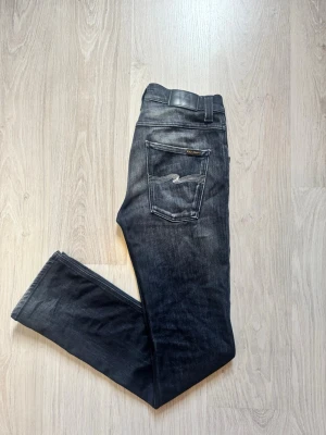 Svarta Nudie Jeans - Tja, säljer ett par svarta jenas från nudie med  schysst vit fade. Storlek: W:30 L32. Jeansen har inga som helst defekter. Tveka inte på att slänga iväg ett prisförslag eller på att fråga något som du undrar! Mvh Valentino