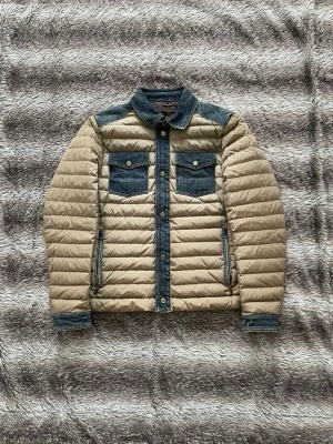 Moorer Jacka  - Hej! Säljer nu denna väldigt snygga och eftertraktade MooRER jacka! Jackan är slutsåld överallt och går inte att få tag på… Jackan är perfekt nu till våren. Storlek 48/M Skick: 10/10 helt ny med og Nypris: 25000+ kr Säljs för: 7499 kr