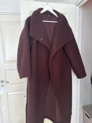 Ginatricot brun kappa - Storlek M. Den är använd, men säljs eftersom vintern är över. Den är fortfarande i fint skick.