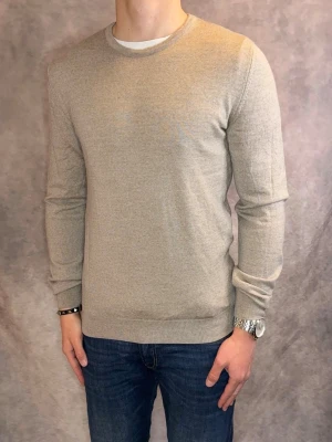 Beige/Brun Merinoull Stenström Tröja - Stl M - Riktigt snygg (100%) merinoulls tröja från Stenström i färgen beige/brun | Mycket bra skick: 9,3/10, inga defekter | Stl: M, modellen är 177cm och väger 75kg, passar perfekt | Nypris: Ca 1600kr | Hör av dig vid frågor // Galgen 🫡