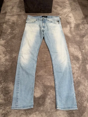 Ljusblå Jeans från Replay - Ljusblåa Jeans från Replay (Jondrill). Skicket är grymt och storleken är 31/34.