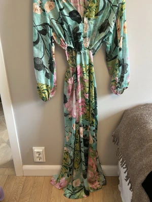  Cut out klänning  - Långklänning med cut out från Zara. Ett extra påsytt spänne