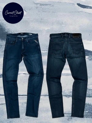 Replay Anbass mörkblå jeansbyxor herr 31/34 - Säljer ett par mörkblå Replay jeansbyxor i klassisk femficksmodell. Byxorna har raka ben, snygga kontrastsömmar och en liten logga på fickan fram. Tillverkade i slitstarkt jeansmaterial, perfekta för en clean och stilren look. 40cm och 105cm