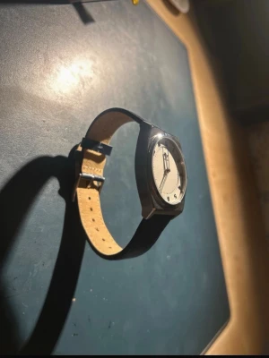 Klassisk Adidas Klocka - Fick den i present för något år sedan men aldrig på grund av min extremt smala armled. Den har ett Japanskt urverk, är gjord i stål och har ett passande mörkblått läder band.