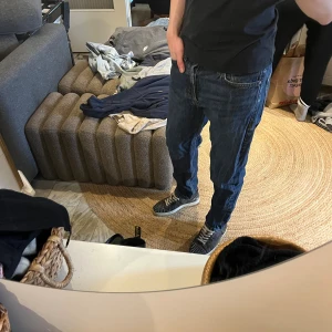 Mörkblå raka jeans från jack n jones - Säljer ett par klassiska mörkblå jeans från jack n jones med raka ben och kontrastsömmar. Jeansen har fem fickor och en tidlös passform som funkar till det mesta. Perfekta för dig som gillar en enkel och clean stil.