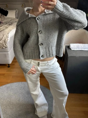 Stickad kofta - Säljer en grå stickad kofta med stora knappar! Knappt använd!💗 Priset är diskuterbart vid snabb affär🥰 