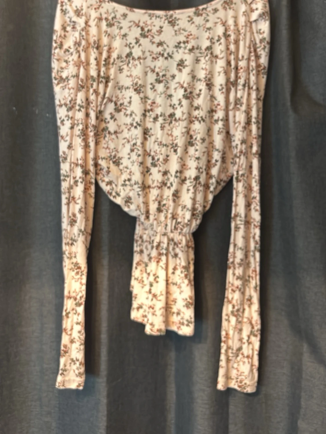 Blommig omlottopp med volang - 1