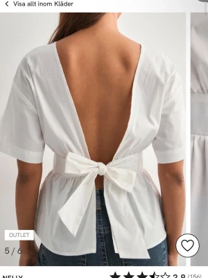 Vit topp med knyt och öppen rygg Nelly - Säljer denna toppen från nelly fast i blå. Knappt använd och i super skick😍