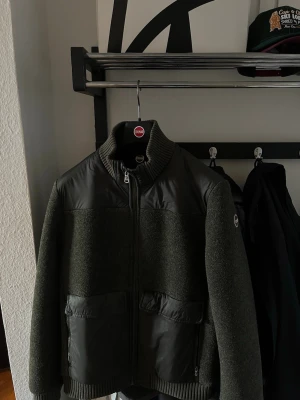 Colmar - cardigan - Grön colmar hybridjacka med borstat ull, storlek 52 sitter som L ungefär kanske något mindre. Sparsamt använd och köpt för ungefär 8 månader sedan.