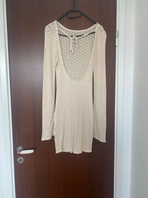 Beige strandtunika med lång ärm - Mycket bra skick! Liten prick som synd på bild men inget man det vif användning. Passar som s med.