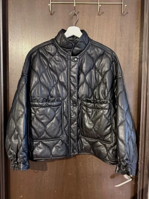 Quiltad jacka  - Snygg skimrig jacka från Zara i helt nytt skick! Jackan är lite croppad i modellen😊