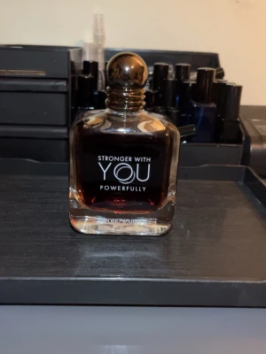 Stronger with you powerfully—Sample| Pris i beskrivning - Stronger with you powerfully—Sample. Swy powerfully är en vaniljig,träig och lite fruktig. Den har det originals stronger with you linjens DNA men den innehåller 2 fruktiga noter som är mandarin och körsbär, perfekt för dig som vill ha en vinterdoft eller kvällsdoft men inte vill köpa fulla flaskan! Pris:1ml:20kr 2ml:40kr 3ml:55kr 5ml:90kr 10ml:175kr 20ml:320kr