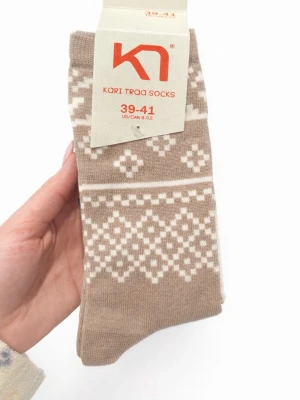 Beige mönstrade strumpor Kari Traa - Säljer ett 2 pack beige strumpor från Kari Traa med vitt nordiskt mönster. Strumporna är tillverkade i en mjuk bomullsblandning och har en klassisk passform. Perfekta för dig som vill ha både stil och komfort i vardagen.