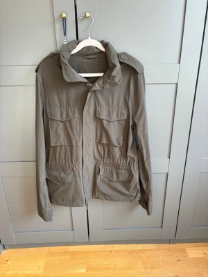 Aspesi jacka - Säljer nu min Aspesi jacka då den ej kommit till användning. Storlek Medium. Jackan är i ett tunnare material perfekt för vår/höst. Skicket är som nytt då jackan endast använts vid ett fåtal gånger. Nypris ~ 5000 kr. Byten kan vara intressanta!