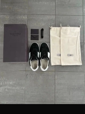 Valentino flycrews - Ett par otroligt frta flycrews som är extremt rare att hitta🚀Det är cirka 3-4 nitar som ramlar av och materialet är läder! Storleken är 40,5 men sitter som 42-43. (box medföljd tyvärr ej)