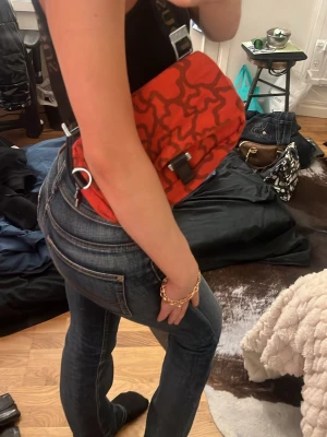 Röd väska - Röd cool handväska/ axelremsväska. Väskan är sjusterbar då man kan göra den lång och kort med axelrämmen, skriv för mer frågor☺️