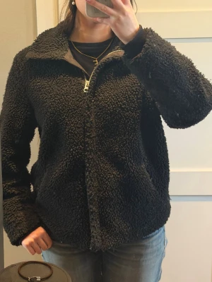 Svart teddyjacka  - Mysig svart teddyjacka från HM. Storlek xs/s fint skick ❤️