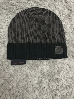 Svart Louis vuttion mössa  - Säljer en svart mössa 