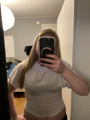 Round neck Wide sleeve tee - En round neck wide sleeve tee från Nelly. Nästintill oanvänd. Storlek xxs.