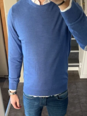 Stenströms stickad tröja merinoull  - En stickad  tröja från stenströms i 100% merinoull. Tröjan är i nyskick och har inget tecken på användning. Den passar perfekt att ha över skjortan och är i storlek small. Jag är 180 och på mig sitter den perfekt. 