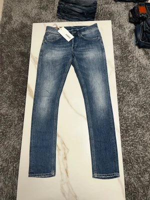 Helt nya Dondup George jeans - Säljer nu ett par riktigt feta helt nya Dondup George jeans med tags. Storlek W30, längd 101 cm (från midjan och ner). Om du har några fler funderingar så är det bara att fråga på! ❇️