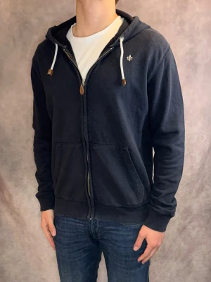 Marinblå Morris Zip Hoodie - Stl S - Riktigt snygg Morris Zip Hoodie i färgen marinblå Mycket bra skick: 8,5/10, inga defekter | Stl: S, modellen är 177cm och väger 75kg | Nypris: Ca 1800kr | Hör av dig vid frågor // Galgen 🫡