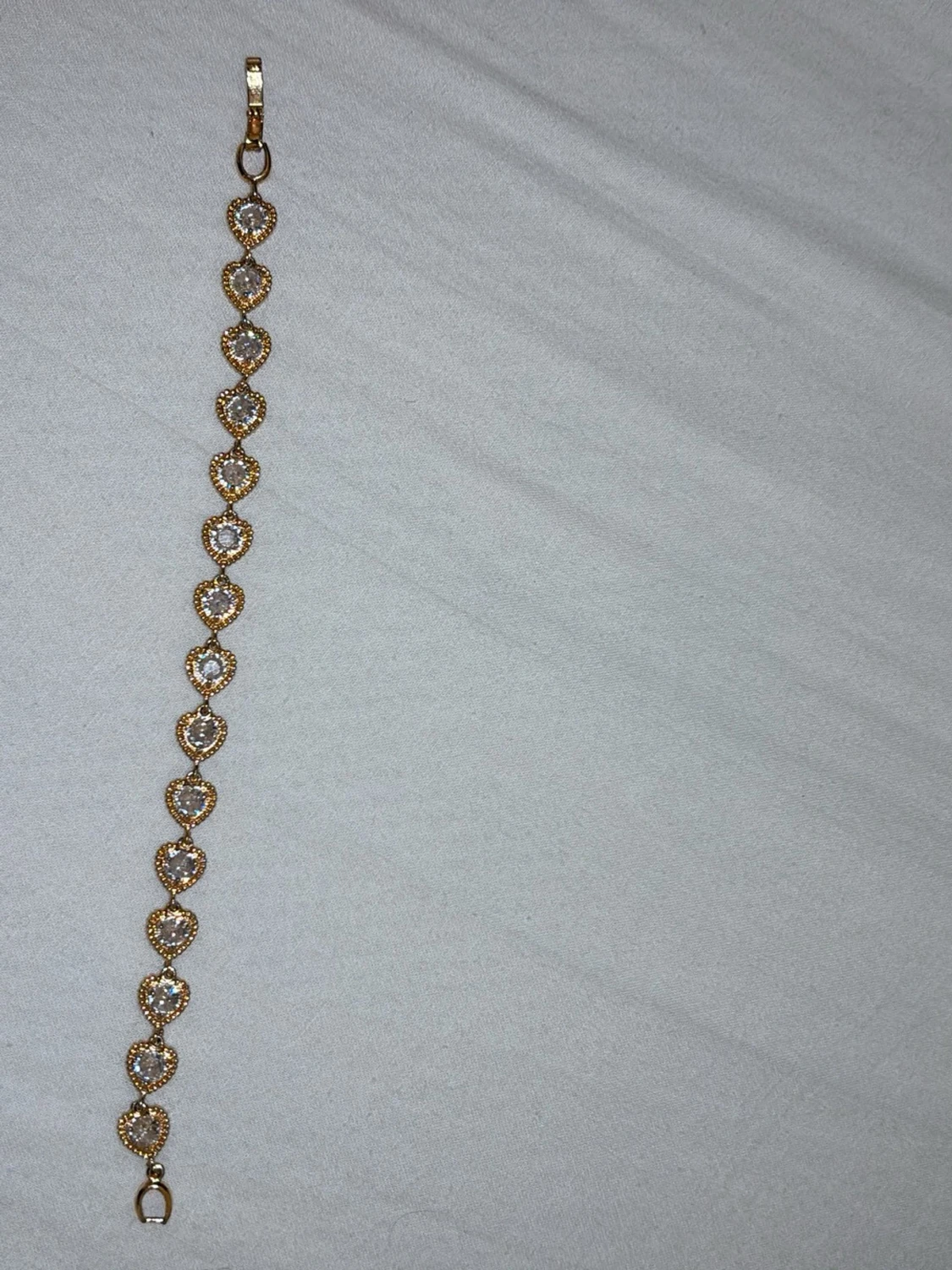 Guldigt armband med hjärtan och pärlor