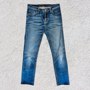 Nudie Jeans  - Ett par rikigt snygga nudie jeans me fett tvätt. Rikigt bra skick. Bara o skriva vid funderingar.
