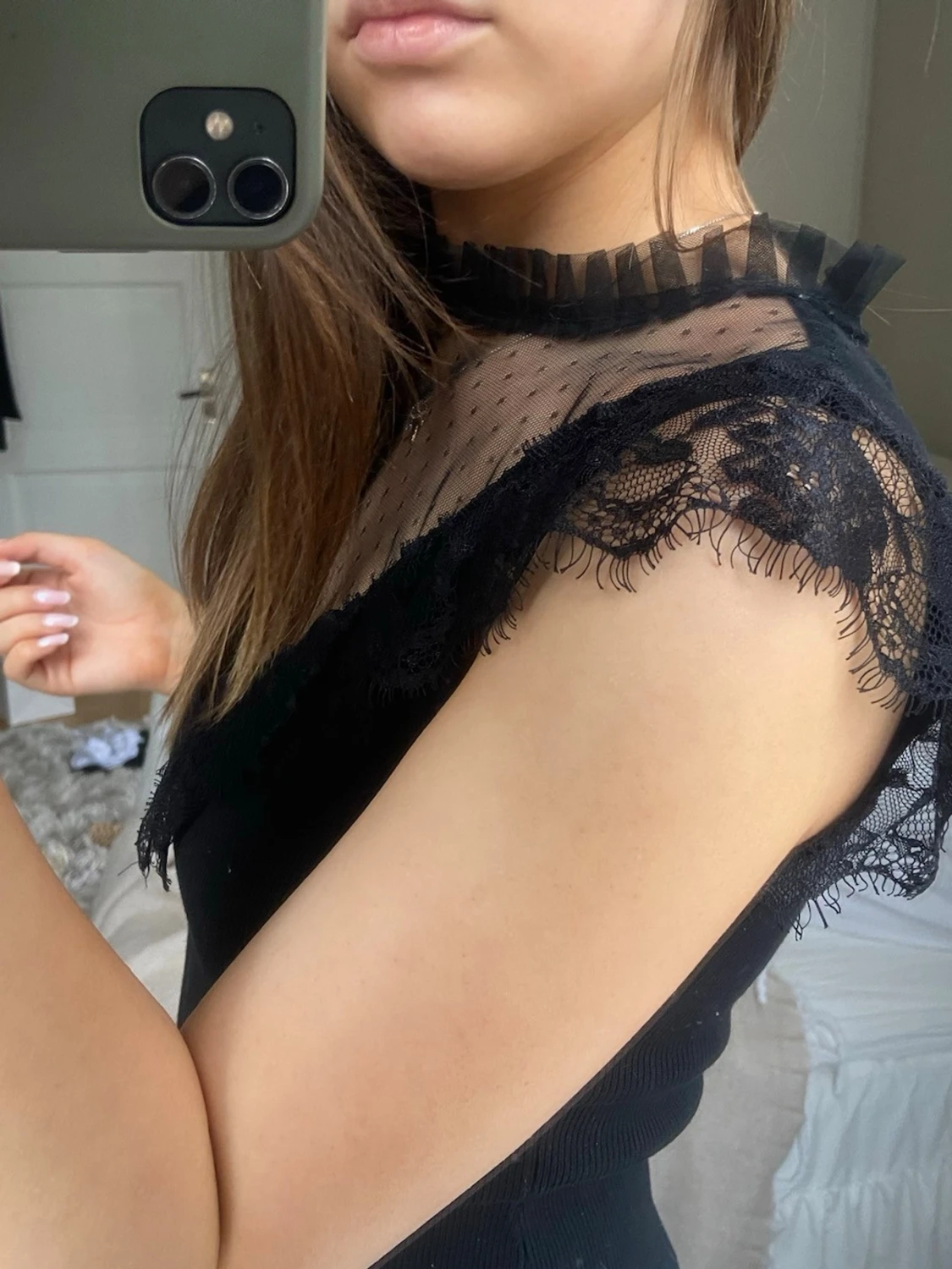 Svart spetsblus med mesh och prickar - 1