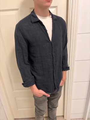 Linneskjorta - Märke] [p  Säljer Lyxig Linneakjorta från frankrike i mycket fint skick.  Storlek: S-M Skick: 9/10 Färg: Marinblå  💰 Pris: 429krkr