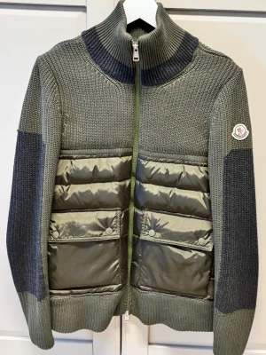 Grön cardiganjacka  - Snygg grön stickad moncler cardiganjacka.