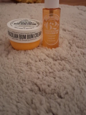 Sol de Janeiro Bum Bum Cream & Mist - Set med Brazilian Bum Bum Cream och Cheirosa 62 Perfume Mist från Sol de Janeiro. Krämen kommer i en rund, gul plastburk med vitt lock och misten i en genomskinlig plastflaska med vitt lock. Doft av pistage och salt karamell. Perfekt för dig som älskar söta dofter.