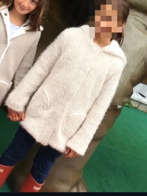 Teddy jacka  - Mysig ljusbeige stickad hoodie med luva och stora fickor framtill. Den har en fluffig struktur och stängs med knappar och kedja. Perfekt för dig som gillar en avslappnad och trendig look. Snabb frakt 