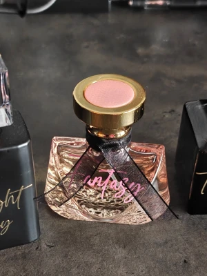 Parfymset med söta dofter och en herrparfym i fina flaskor. Så gott som fulla flaskor.  - Parfymset med söta dofter och en herrparfym i fina flaskor. Så gott som fulla flaskor. 