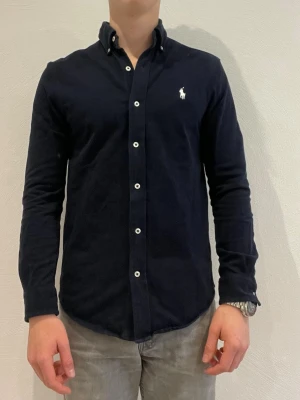 Mörkblå skjorta från Ralph Lauren - Ralph Lauren skjorta || Storlek S || Skjortan är i bra skick || Modellen på bilden är 170cm och väger 62kg || Tveka inte på att höra av dig vid frågor eller funderingar 