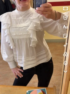 Vit blus med volanger och spetsdetaljer från Bik bok - Säljer en vit blus med långa ärmar, volanger över axlar och bröst samt fina spetsdetaljer. Köpte på Bik Bok för 499. Säljer för 320, pris kan diskuteras vi snabba affärer!