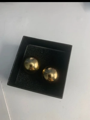 Guldfärgade klotformade örhängen - Endast testade