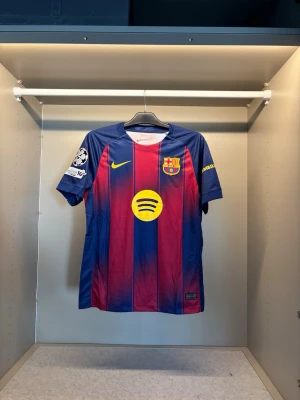 Barcelona hemma ställ - 👕Storlek:S  Namn: PEDRI #8 Badge: Champions league  📦Fraktar samma eller nästa dag. 💬 SKRIV OM NI HAR FRÅGOR!