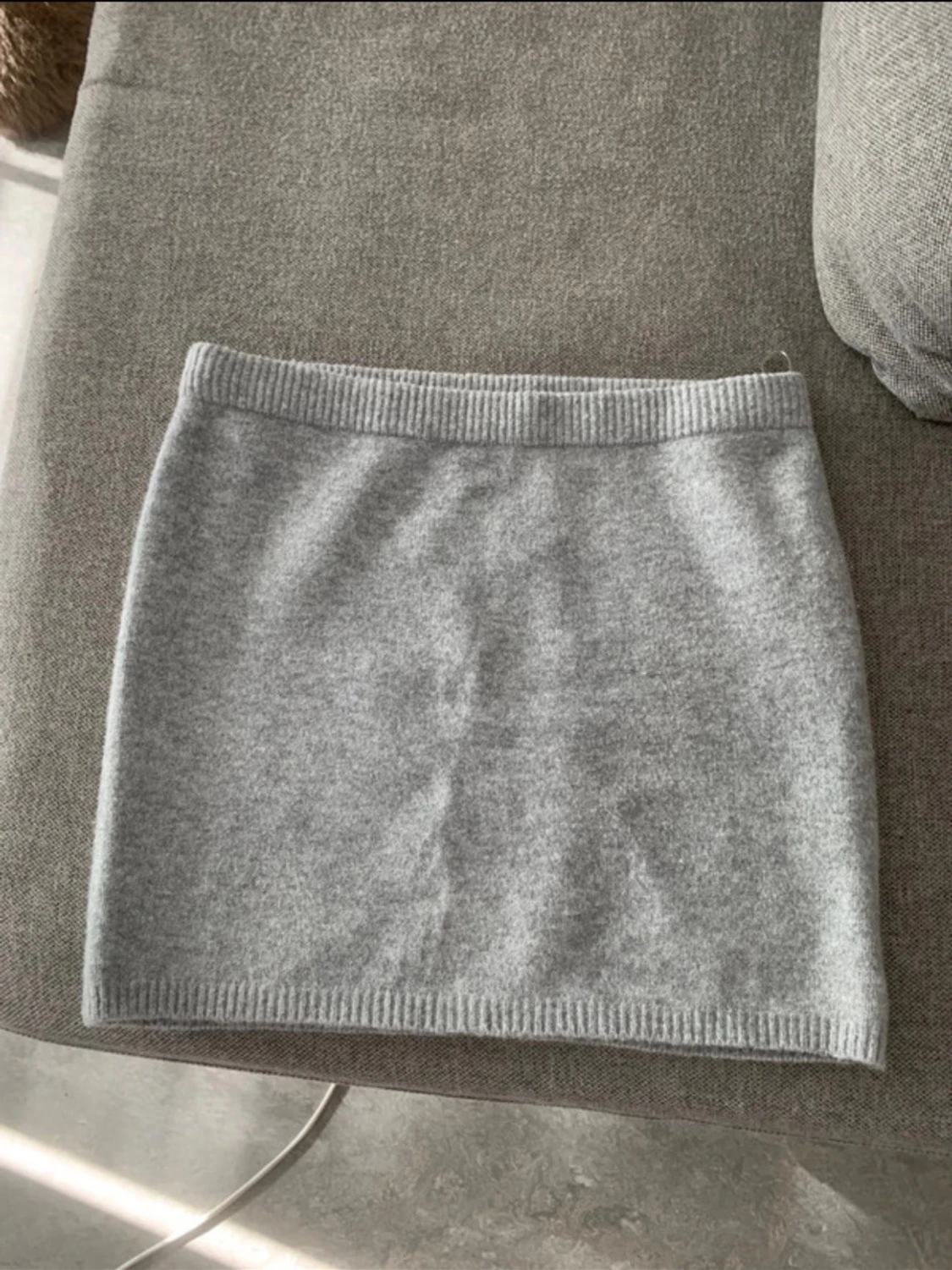 Grå stickad kortkjol - 1