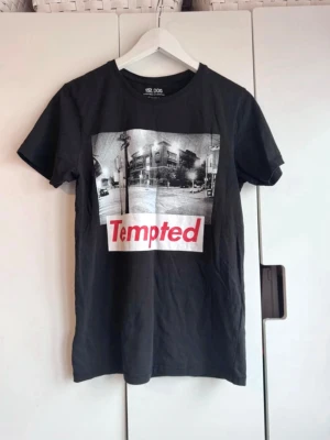 Svart t-shirt med tryck från 152 DOG - Snygg svart t-shirt med tryck Temted. Storlek S. Från Lager 157. Använd fåtal gånger.  Inget ytludd, ej blekt o trycket helt o fint. Jättefint skick.