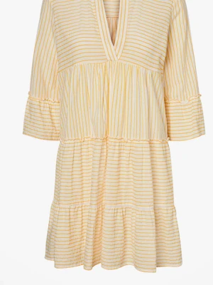 Gulvit randig kortklänning - Söt kortklänning i gulvitt randigt mönster med v-ringad hals och trekvartsärm. Klänningen har volangdetaljer och en lös, avslappnad passform. Perfekt för varma dagar och enkel att styla med sneakers eller sandaler.den är solblekt (se sista bilden) men väldigt fin ändå! 