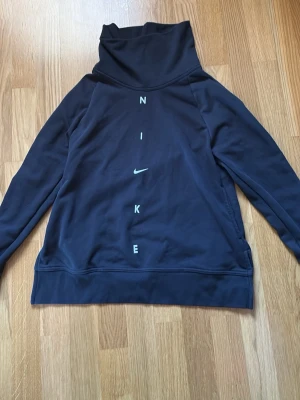 Nike hoodie  - Nike hoodie som knappt har använts. 