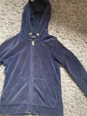 Hoodie - Zip tröja från gina. Jätte fin💕rekommenderar att köpa!